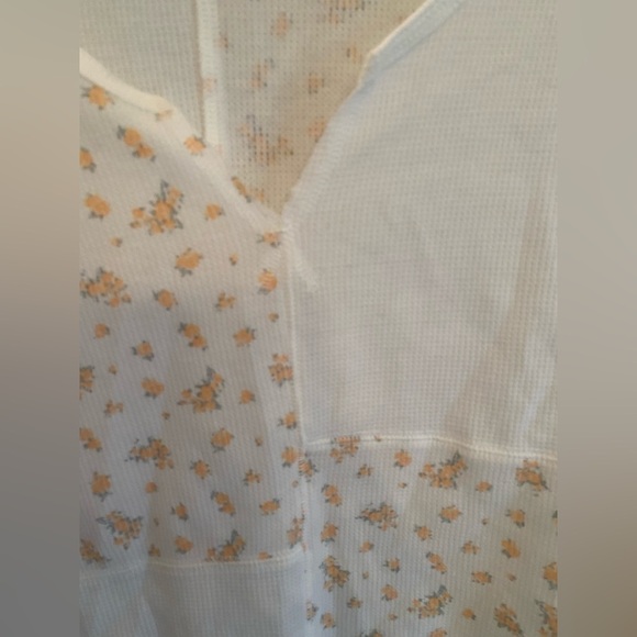 American Eagle Outfitters Asymmetrical White and Cream Blouse - Picture 6 of 6